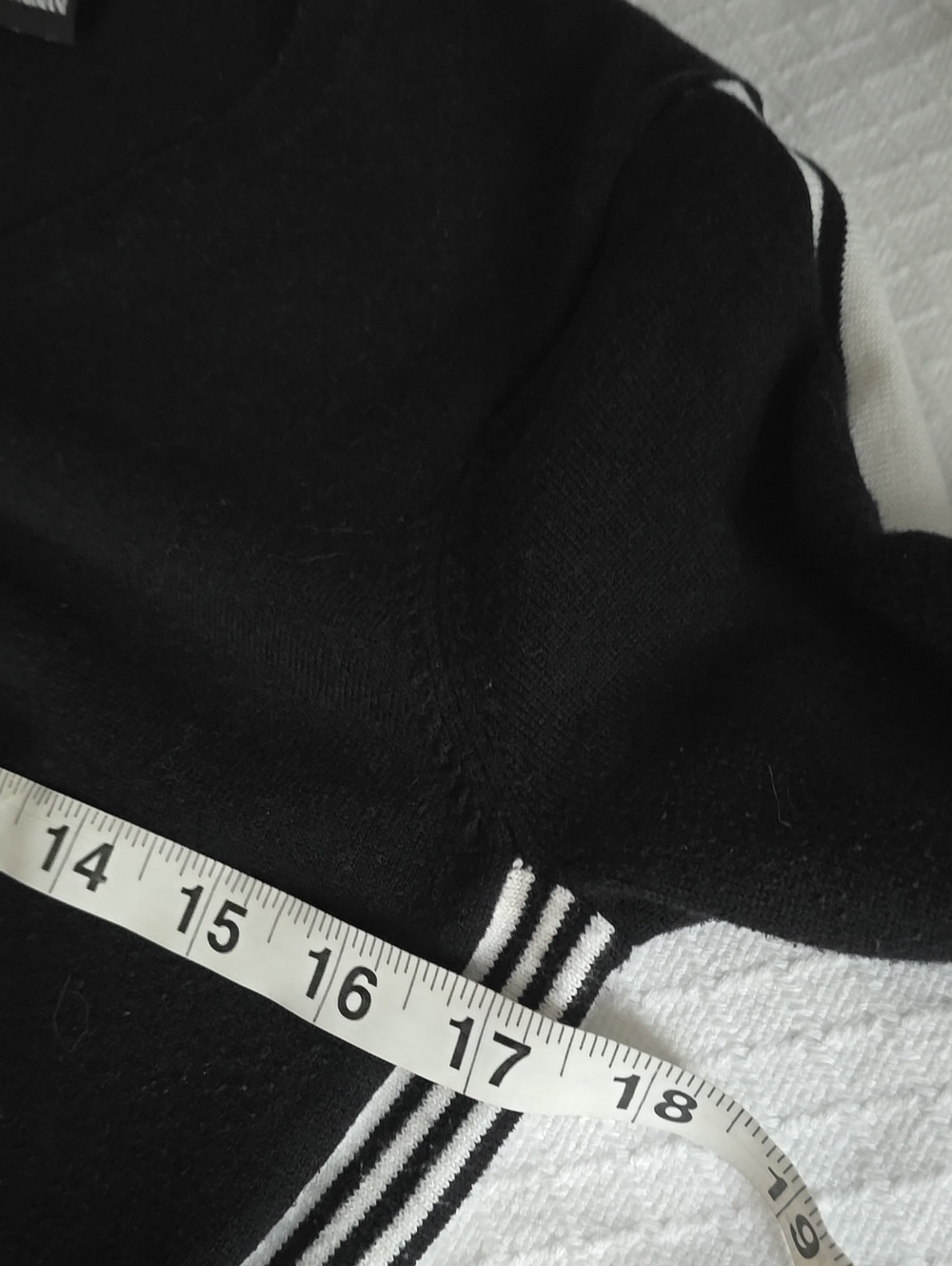 💥EA7 Emporio Armani Black V-Neck Knit Sweater Striped Sides & Sleeves L - Picture 9 of 13